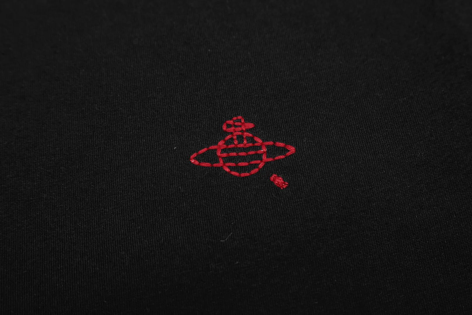 vivienne west wood The Queen Mother of the West Vivienne Saturn Embroidered Short Sleeve VIVI 157# "Exclusive Style" The new fabrics have been washed twice at high temperature + water. It is the only one in the entire network that achieves 0 shrinkage. The Solona thread is arranged. The threaded neckline does not deform. It is tight and dense. Welcome to compare. The entire series of correct accessories. Every detail is completely restored and can be stretched directly.